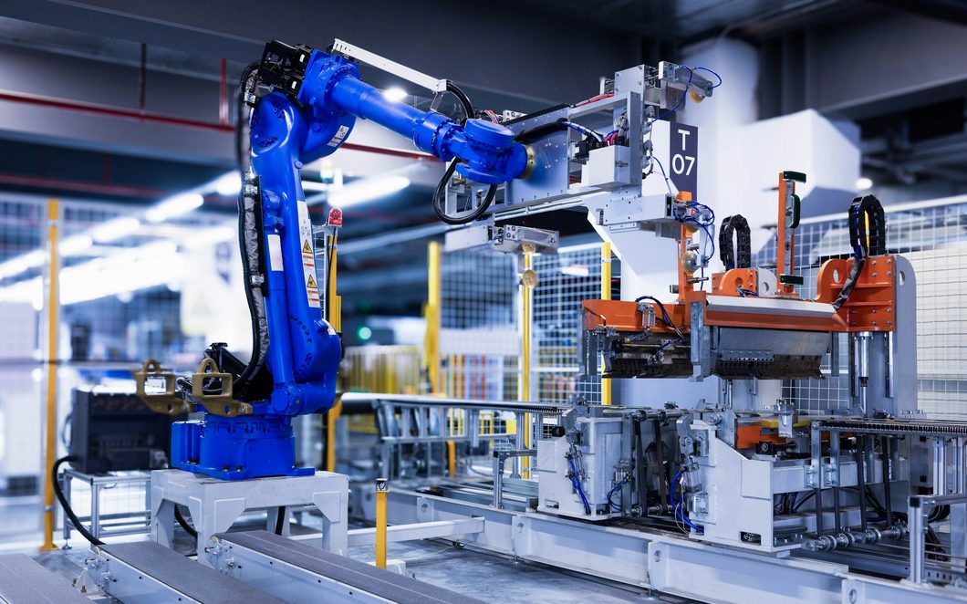 Industrieroboter an einer automatisierten Fertigungsstation